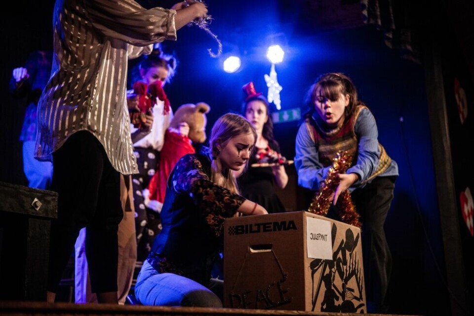JUL. Figuren Hæppi spilt av Olivia Flack Holmstrøm, henter julepynt hos Donna, som er spilt av Anne Kathrine (15). JUL. Figuren Hæppi spilt av Olivia Flack Holmstrøm, henter julepynt hos Donna, som er spilt av Anne Kathrine (15). Foto: Tarjei Abelsen