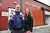 INSPIRERT. Synnøve Edvardsen har vært med bestefar og oppdrettsgründer Knut på jobb ved smoltanlegget i Vik fra hun var ei lita jente. Nå jobber hun på bestefars gamle arbeidsplass når hun ikke studerer. Edvardsen-familien har ikke eierskap i Edelfarm i dag:– Jeg solgte meg ut i 1994 fordi ingen av ungene var interessert. Man måtte alltid være tilgjengelig og fikk aldri fred, forklarer Edvardsen om avgjørelsen. Foto: Tarjei Abelsen