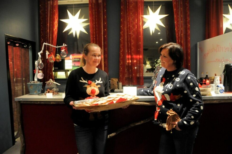 STEMNINGSSKAPERE. I stedet for at det skulle stå tomt, fylte de det gamle ysteriet, stedet hvor Misværosten ble skapt, med julelukt, julepynt, spekulasi og håndlagde saker fra lokale produsenter og leverandører. Dermed blir det julemesse i Adventshuset helt fram til jul - og kanskje kan det bli noe mer etter hvert. Marit Moen og Linda Sandåker syns det er kjekt å vise fram potensialet som fins i dette bygget. - Folk har vært veldig positive, sier de etter første åpningsdagen lørdag. STEMNINGSSKAPERE. I stedet for at det skulle stå tomt, fylte de det gamle ysteriet, stedet hvor Misværosten ble skapt, med julelukt, julepynt, spekulasi og håndlagde saker fra lokale produsenter og leverandører. Dermed blir det julemesse i Adventshuset helt fram til jul - og kanskje kan det bli noe mer etter hvert. Marit Moen og Linda Sandåker syns det er kjekt å vise fram potensialet som fins i dette bygget. - Folk har vært veldig positive, sier de etter første åpningsdagen lørdag. Foto: Maria Edvardsen