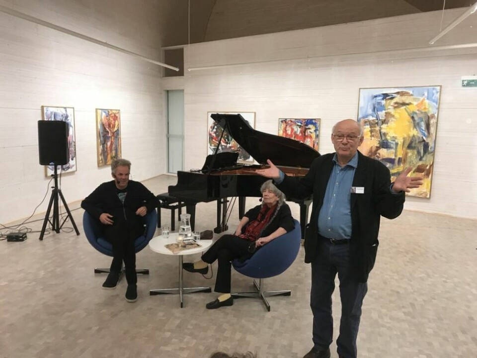FEIRER 10 ÅR. Når venneforeningen feirer jubileum på galleriet på søndag, blir det kunstnersamtaler med Per Adde, Kajsa Zetterquist og Jan Gunnar Hoff, og konsert med Jan Gunnar Hoff. Her er foreningens leder, Olav Eldøen, sammen med de to sistnevnte. FEIRER 10 ÅR. Når venneforeningen feirer jubileum på galleriet på søndag, blir det kunstnersamtaler med Per Adde, Kajsa Zetterquist og Jan Gunnar Hoff, og konsert med Jan Gunnar Hoff. Her er foreningens leder, Olav Eldøen, sammen med de to sistnevnte. Foto: Frank Øvrewall