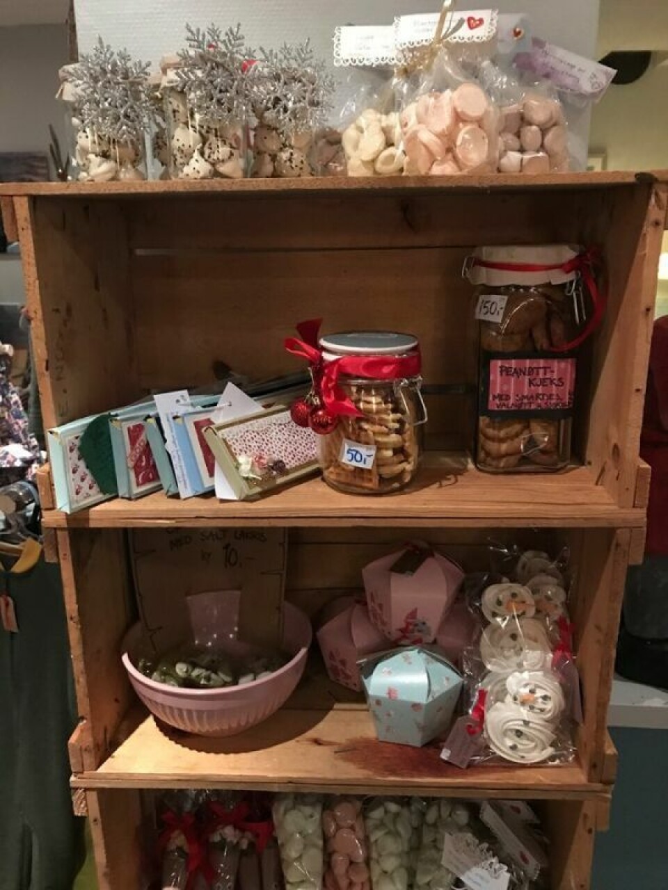 FOR ENHVER SMAK. På Adventshuset kan man få kjøpt både spiselige og mindre spiselige gaver eller hva med lokalprodusert julepynt? FOR ENHVER SMAK. På Adventshuset kan man få kjøpt både spiselige og mindre spiselige gaver eller hva med lokalprodusert julepynt? Foto: Maria Edvardsen
