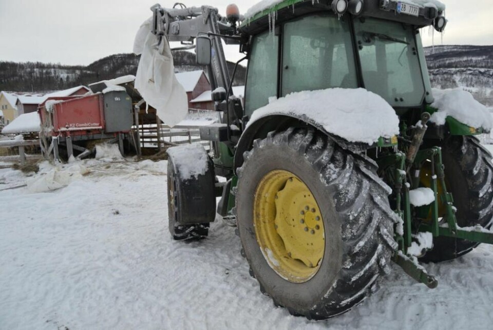 STOPPET. Denne traktoren stoppet rett og slett under forutlegging. En nabobonde som hadde fått tappet tanken og fylt ny diesel reddet situasjonen. STOPPET. Denne traktoren stoppet rett og slett under forutlegging. En nabobonde som hadde fått tappet tanken og fylt ny diesel reddet situasjonen. Foto: Ole Kristian Andreassen