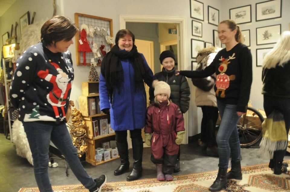ALLE VELKOMMEN. Linda og Marit konstaterte at det var mange fornøyde besøkende etter åpningsdagen lørdag, og både store og små fant noe av interesse. Nå ønsker de alle velkommen inn i varmen fram mot jul. ALLE VELKOMMEN. Linda og Marit konstaterte at det var mange fornøyde besøkende etter åpningsdagen lørdag, og både store og små fant noe av interesse. Nå ønsker de alle velkommen inn i varmen fram mot jul. Foto: Maria Edvardsen