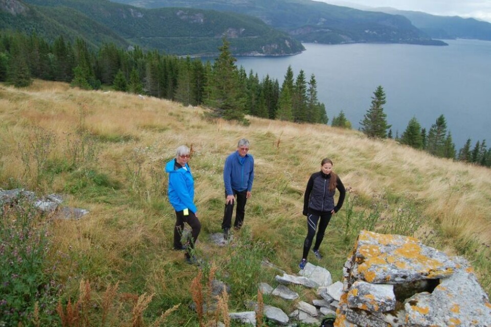 ETTERKOMMERNE. Kirsti Ellingsen, Ole Martin Pettersen og Ann Kristin Pettersen på gården som Ole Martins farfar forlot da han var liten. ETTERKOMMERNE. Kirsti Ellingsen, Ole Martin Pettersen og Ann Kristin Pettersen på gården som Ole Martins farfar forlot da han var liten. Foto: ETTERKOMMERNE. Kirsti Ellingsen, Ole Martin Pettersen og Ann Kristin Pettersen på gården som Ole Martins farfar forlot da han var liten. Foto: Stig Bjørnar Karlsen