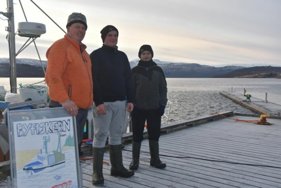 BYFISKERNE. Sjefsfisker Bård Larsen og mannskapet Jonathan Prescher og Jan Trygve Karlsen starter dagen tidlig, og drar ut med båten i otta. BYFISKERNE. Sjefsfisker Bård Larsen og mannskapet Jonathan Prescher og Jan Trygve Karlsen starter dagen tidlig, og drar ut med båten i otta. Foto: Linn Braseth-Gulliksen