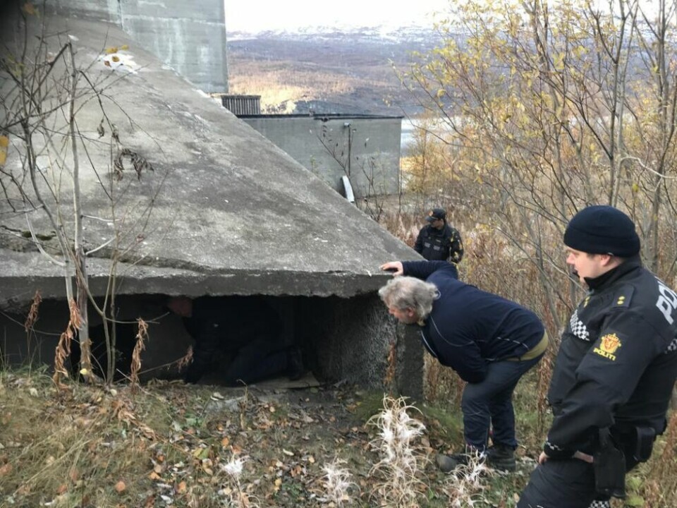 BRUTT OPP. Her på oversiden av siloen fant man en hull hvor finérplaten som var boltet fast et revet bort. - Her blir det enten fylt igjen med stein eller fått på plass en sperring raskt, sier Gunvald Pedersen i Fauske kommune. Til høyre er Jøran Kleven og politibetjent Marckus Mathisen. BRUTT OPP. Her på oversiden av siloen fant man en hull hvor finérplaten som var boltet fast et revet bort. - Her blir det enten fylt igjen med stein eller fått på plass en sperring raskt, sier Gunvald Pedersen i Fauske kommune. Til høyre er Jøran Kleven og politibetjent Marckus Mathisen. Foto: Sylvia Bredal