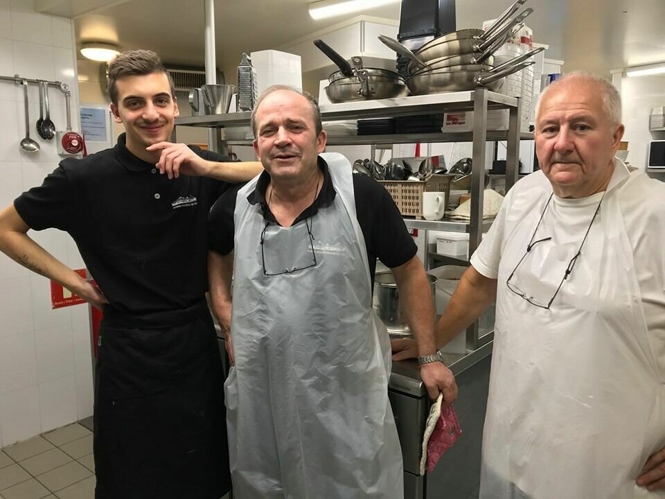 MYE JOBB. Kokkene Sedad Rihic, Nisvet Dainic og Even Olsen har gjort sitt til å få alle matrettene på bordet til Tradisjonsmatdagene 2019. MYE JOBB. Kokkene Sedad Rihic, Nisvet Dainic og Even Olsen har gjort sitt til å få alle matrettene på bordet til Tradisjonsmatdagene 2019. Foto: Maria Edvardsen