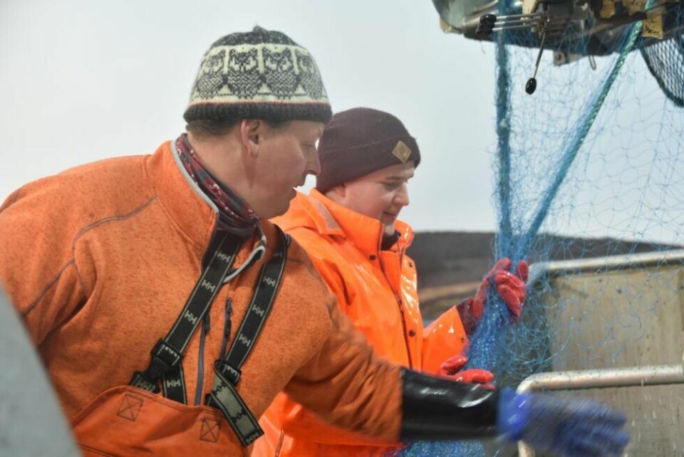TIL SKJERVØY PÅ STORFISKE. Bård Larsen og Jonathan Prescher befinner seg nå på Skjervøy. Her har de kvote på 24 tonn rund vekt fisk. TIL SKJERVØY PÅ STORFISKE. Bård Larsen og Jonathan Prescher befinner seg nå på Skjervøy. Her har de kvote på 24 tonn rund vekt fisk. Foto: Linn Braseth-Gulliksen