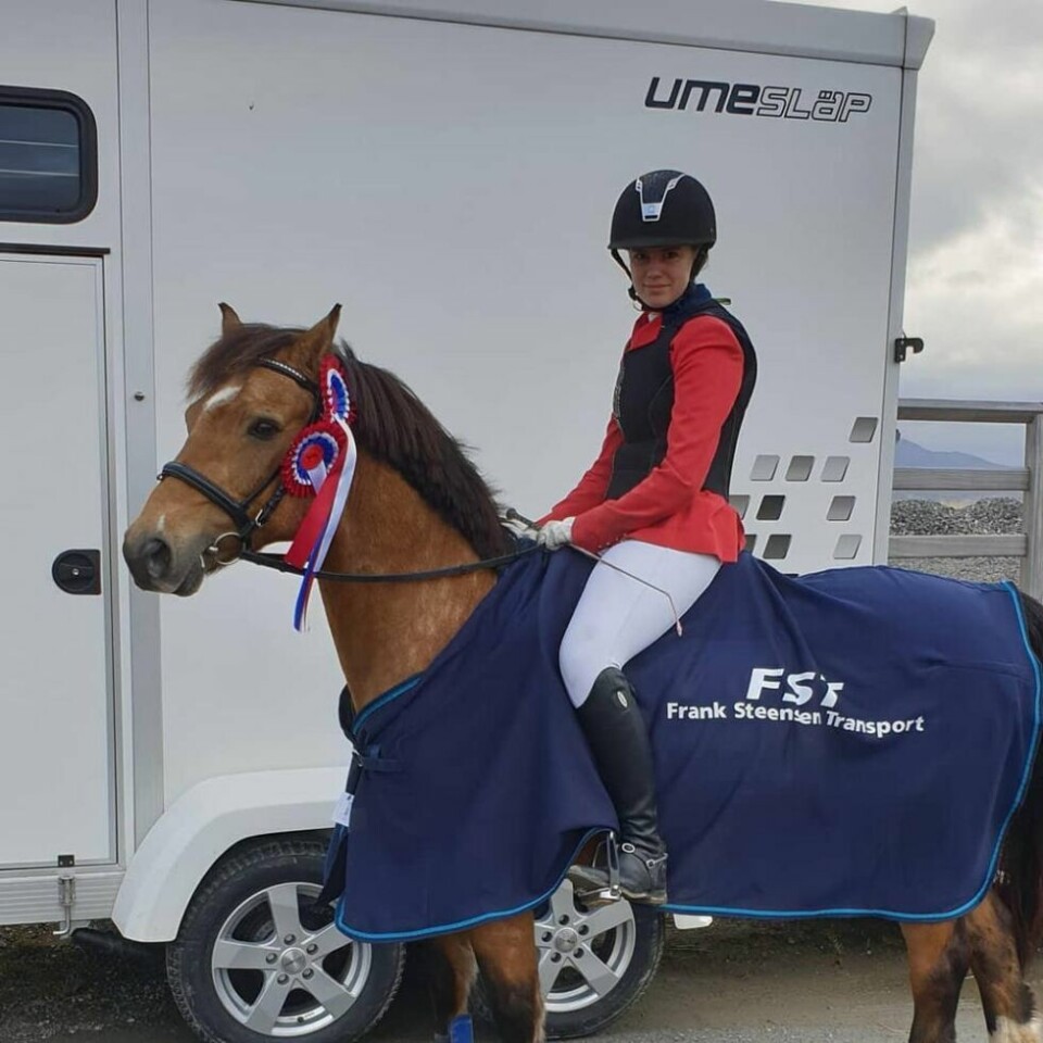 SUPERTEAM. Hannah Hammernes og ponnien Holte's Sand Storm tok tre førsteplasser og en andreplass på sprangstevnet til Bodø ride og kjøreklubb sist helg. SUPERTEAM. Hannah Hammernes og ponnien Holte's Sand Storm tok tre førsteplasser og en andreplass på sprangstevnet til Bodø ride og kjøreklubb sist helg. Foto: Marita Hammernes