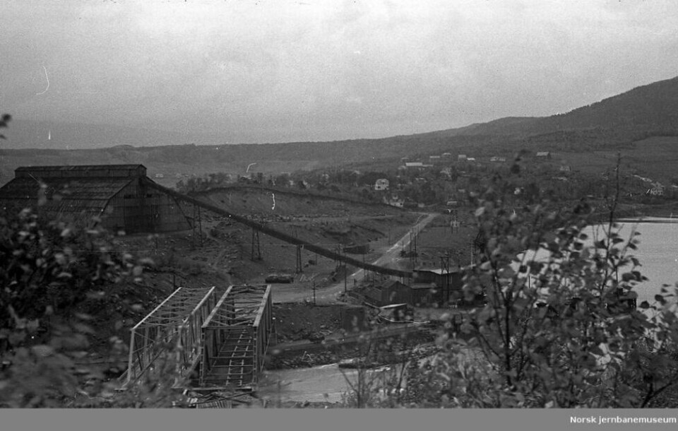 TO BØKER. Også i år kommer Fauske slektshistorielag med bok om krigshistorien i tillegg til Fauskeboka. Dette motivet er hentet fra Finneid under 2. verdenskrig. TO BØKER. Også i år kommer Fauske slektshistorielag med bok om krigshistorien i tillegg til Fauskeboka. Dette motivet er hentet fra Finneid under 2. verdenskrig. Foto: Jernbaneverket