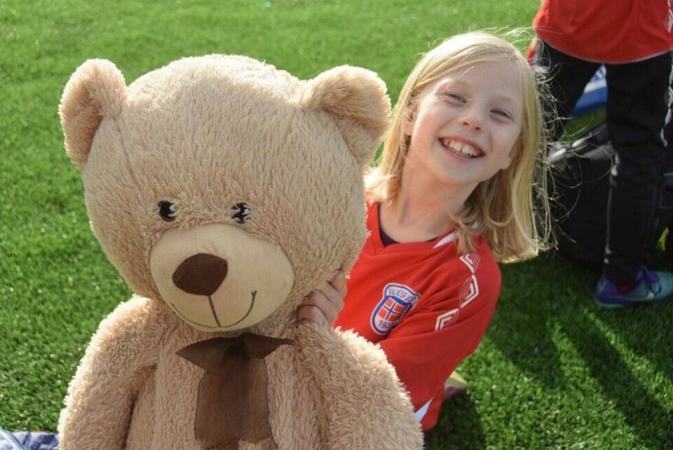 Guro Pavall og Bjørnhild er to av mange blide fotballunger i Valnesfjord i helga. Guro Pavall og Bjørnhild er to av mange blide fotballunger i Valnesfjord i helga. Foto: Sylvia Bredal