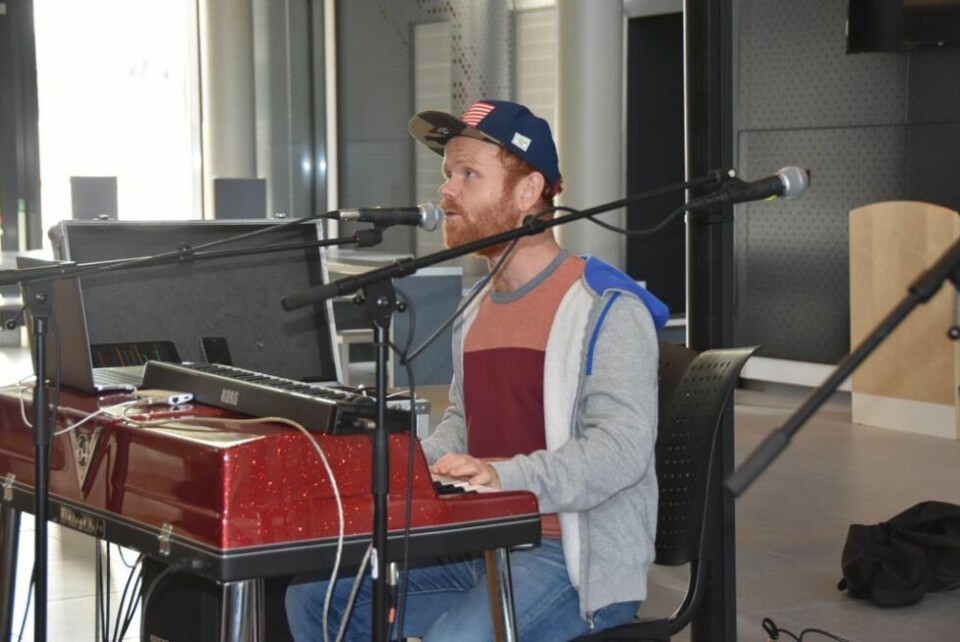 KONSERT. Ravi alæine underholdt og engasjerte Vestmyra-elever tirsdag i forbindelse med den kulturelle skolesekken. KONSERT. Ravi alæine underholdt og engasjerte Vestmyra-elever tirsdag i forbindelse med den kulturelle skolesekken. Foto: Linn Braseth-Gulliksen