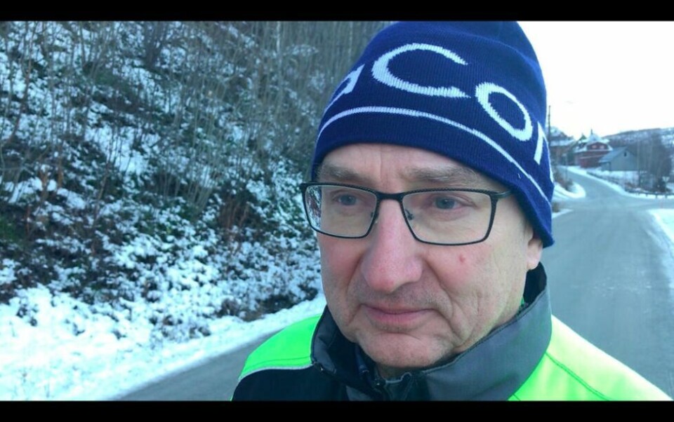 GOD RENSKING. Geolog Harald Rostad var på befaring onsdag og mener det er gjort en meget god jobb med rensking i den rasfarlige fjellsiden langs Bursiveien i Sulitjelma. GOD RENSKING. Geolog Harald Rostad var på befaring onsdag og mener det er gjort en meget god jobb med rensking i den rasfarlige fjellsiden langs Bursiveien i Sulitjelma. Foto: Espen Johansen