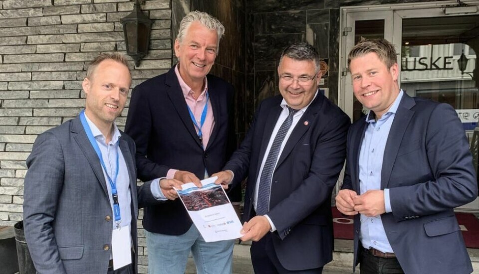 RAPPORT. Fra venstre: Anders Tørud i Kunnskapsparken, Auke Lont fra Statnett, Olje- og energiminister Kjell Børge Freiberg og BRUS-leder Elnar Holmen. RAPPORT. Fra venstre: Anders Tørud i Kunnskapsparken, Auke Lont fra Statnett, Olje- og energiminister Kjell Børge Freiberg og BRUS-leder Elnar Holmen. Foto: Bodøregionens utviklingsselskap