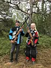 SKJØT GODT. Vetle Kosmo og Tuva Hugås fra Sulitjelma skytterlag gjorde sin saker bra på samlagsmesterskapet der de vant hver sin klasse. Foto: Foto: Kristin Haldorsen