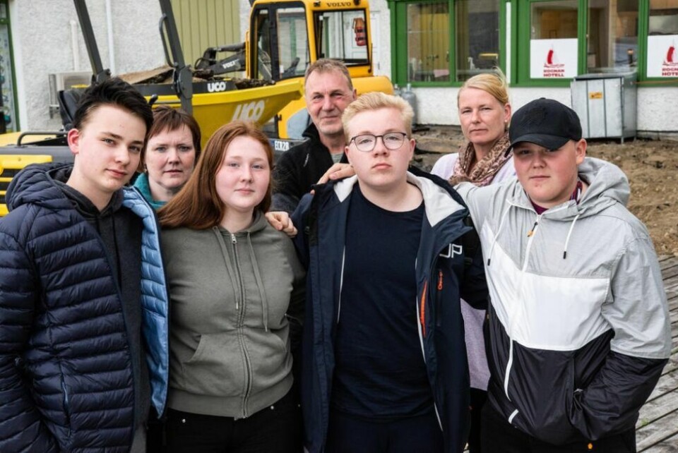 TRIST. Elever og foreldre syns det vil være trist for hele bygda om det blir kutt i tilbudet på Saltdal videregående skole. De klagde, men ble ikke hørt. Fra venstre: Johannes Rasmussen Johansen, Ann Guro Hansen, Eli Synnøve Asphjell, Jim, Nicolai Gjersvik Johansen, Nina Rasmussen Olsen og Jonathan Ludviksen. TRIST. Elever og foreldre syns det vil være trist for hele bygda om det blir kutt i tilbudet på Saltdal videregående skole. De klagde, men ble ikke hørt. Fra venstre: Johannes Rasmussen Johansen, Ann Guro Hansen, Eli Synnøve Asphjell, Jim, Nicolai Gjersvik Johansen, Nina Rasmussen Olsen og Jonathan Ludviksen. Foto: Tarjei Abelsen