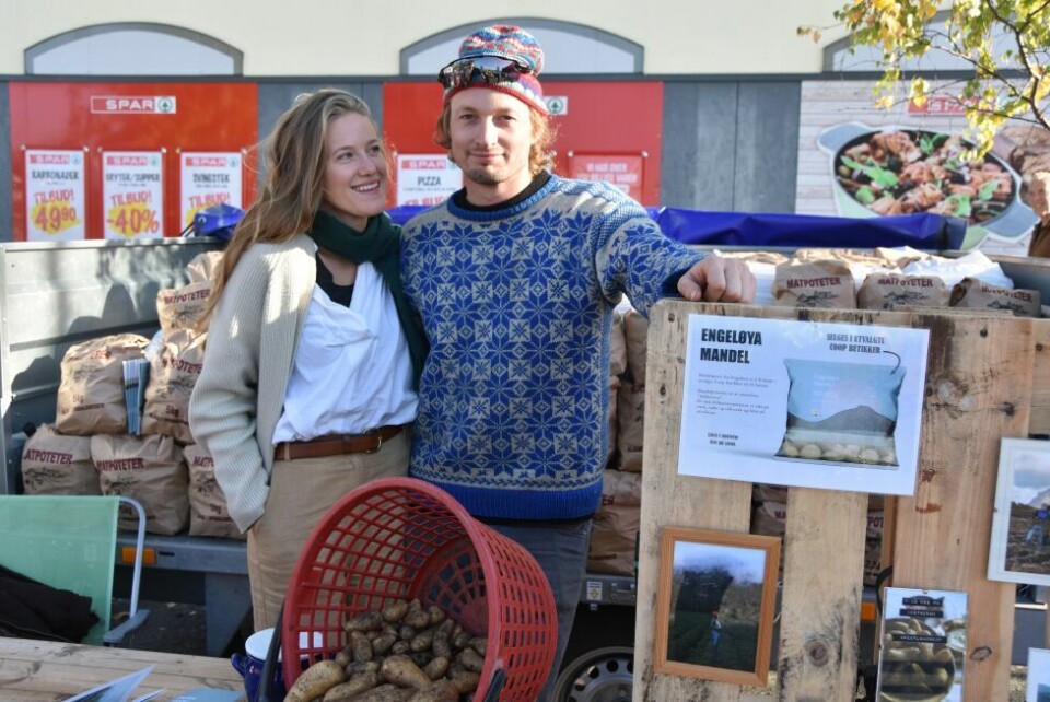 BESTE STAND. Engeløya mandel ved Dina Fonn Sætre og Henning Holand ble kåret til matfestivalens beste stand. BESTE STAND. Engeløya mandel ved Dina Fonn Sætre og Henning Holand ble kåret til matfestivalens beste stand. Foto: Linn Braseth-Gulliksen