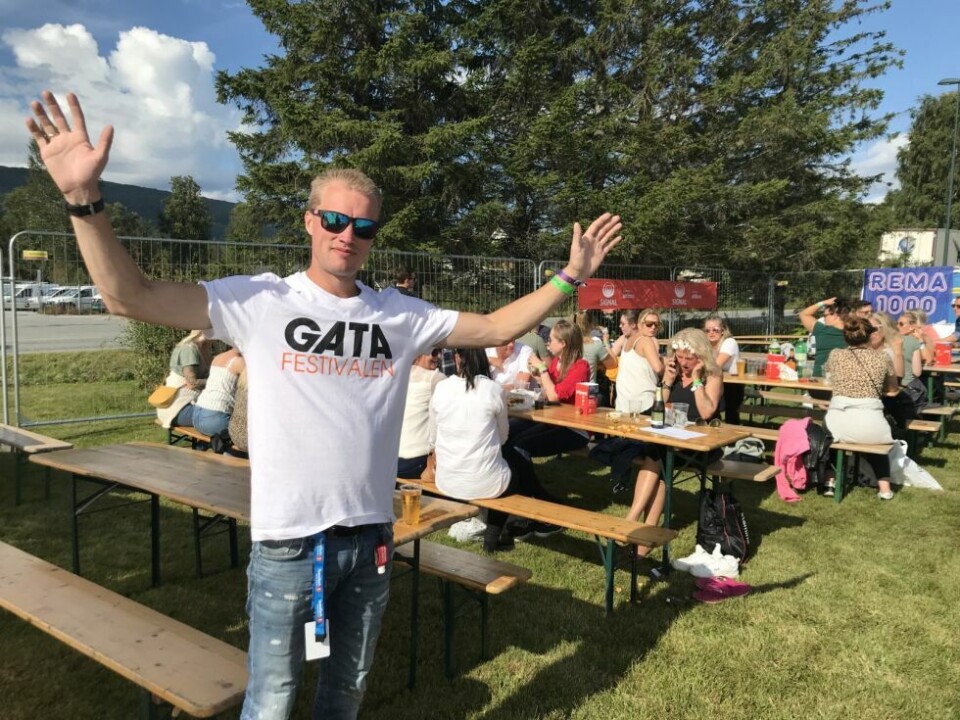 PLÆNA-GENERAL. Morten Trælnes samler gode venner i hagen til vorspiel, for å lage topp stemning før alle drar til festivalområdet. PLÆNA-GENERAL. Morten Trælnes samler gode venner i hagen til vorspiel, for å lage topp stemning før alle drar til festivalområdet. Foto: Linn N. Godtfredsen