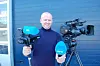 STOR FORSKJELL. Jørn Inge Johansen med et kamera av den typen man måtte ha da han begynte i tv-jobben, og det man trenger i dag. Foto: Stig Bjørnar Karlsen