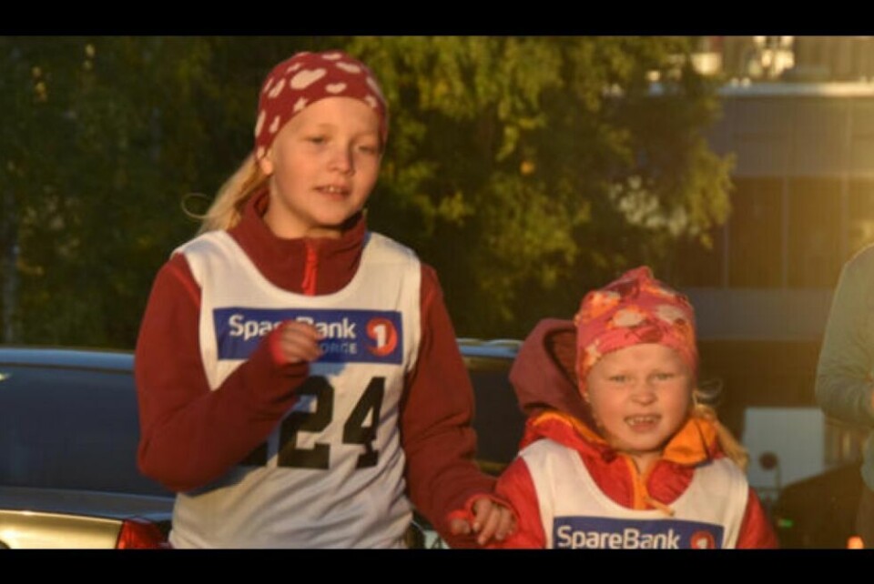 Kjapt ferdig. Nora Jonassen (5) og storesøster Stine Jonassen (10) var kjapt ferdig med sine to runder rundt kvartalet. Kjapt ferdig. Nora Jonassen (5) og storesøster Stine Jonassen (10) var kjapt ferdig med sine to runder rundt kvartalet. Foto: Linn Braseth-Gulliksen
