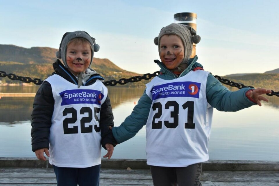 KLARE. Mikkel (2) og Filip (4) Braseth-Gulliksen hadde varmet opp og var klare for start. KLARE. Mikkel (2) og Filip (4) Braseth-Gulliksen hadde varmet opp og var klare for start. Foto: Linn Braseth-Gulliksen
