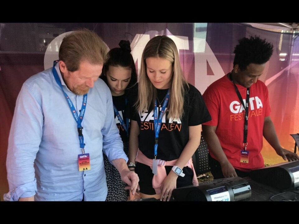 KLARE FOR KØ. De frivillige i bongteltet forventer tidvis mye kø. - Det gleder vi oss til, og det er ikke noe stress. F.v.: Ottar Skjellhaug, Josefine Marie Engan, Nora Mentzoni og Yohannes Habte Tekle. KLARE FOR KØ. De frivillige i bongteltet forventer tidvis mye kø. - Det gleder vi oss til, og det er ikke noe stress. F.v.: Ottar Skjellhaug, Josefine Marie Engan, Nora Mentzoni og Yohannes Habte Tekle. Foto: Linn Normann Godtfredsen