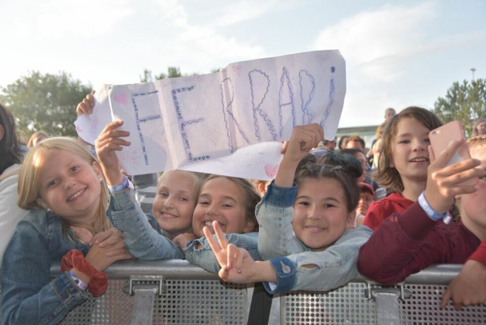 Fans. Denne gjengen med Unge Ferrarifans hadde med seg plakat. Fans. Denne gjengen med Unge Ferrarifans hadde med seg plakat. Foto: Adelina Grønnslett