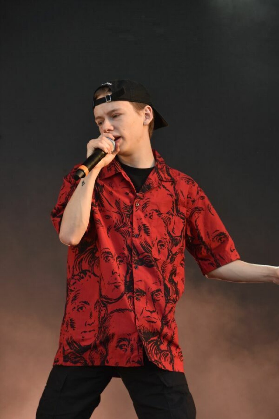 Fengende. Ålesundsrapperen Isak Shorty leverte poesi på dialekt og spilte dessuten litt av sin nye låt Paranoid som skal slippes på onsdag. Fengende. Ålesundsrapperen Isak Shorty leverte poesi på dialekt og spilte dessuten litt av sin nye låt Paranoid som skal slippes på onsdag. Foto: Linn Braseth-Gulliksen