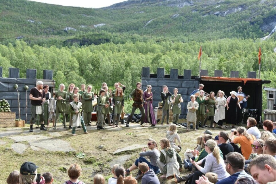 Avslutning. Sørfold viste seg fra sin beste side da Kjelvikspillet hadde sin siste forestilling søndag. Avslutning. Sørfold viste seg fra sin beste side da Kjelvikspillet hadde sin siste forestilling søndag. Foto: Linn Braseth-Gulliksen