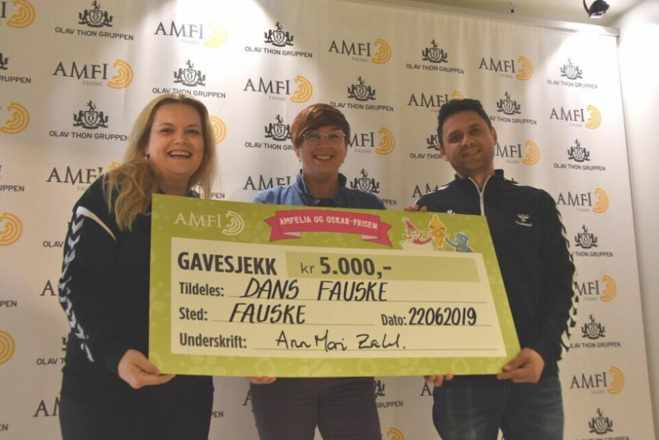 Sjekk. Dans Fauske fikk overrakt en sjekk på fem tusen kroner. Fra Venstre Heidi Nygård Pedersen, dansetrener, Ann Mari Zahl, senterleder Amfi, Plamen Hristov, leder Dans Fauske. Sjekk. Dans Fauske fikk overrakt en sjekk på fem tusen kroner. Fra Venstre Heidi Nygård Pedersen, dansetrener, Ann Mari Zahl, senterleder Amfi, Plamen Hristov, leder Dans Fauske. Foto: Foto: Linn Braseth-Gulliksen