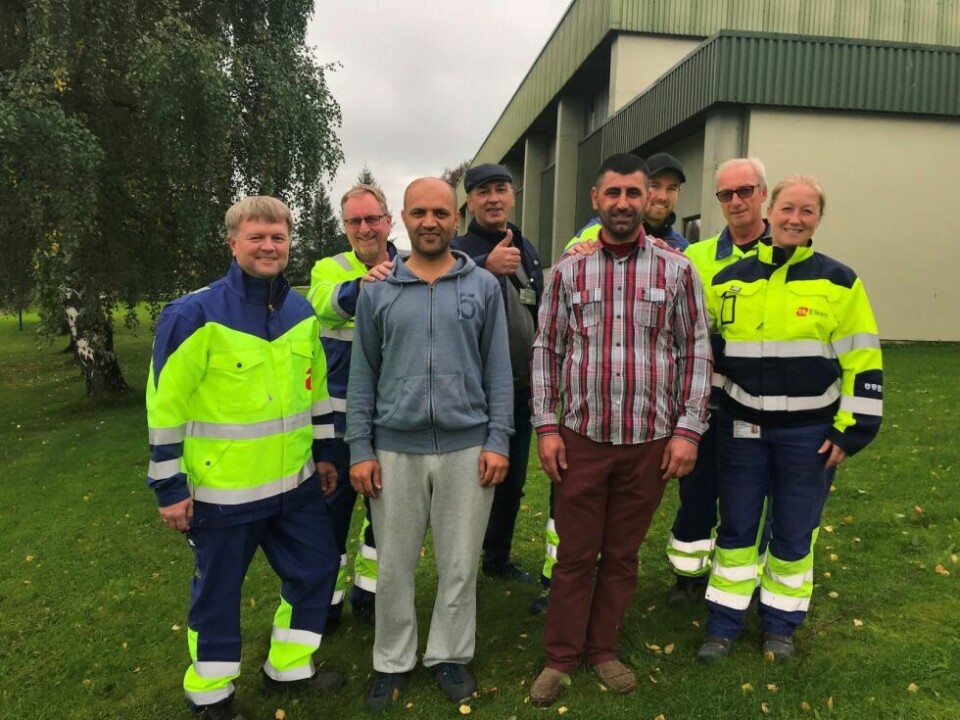 BLIR OMFAVNET. Arbeidsstokken på Elkem omfavner sine nye kollegaer, Osama Saleh Alktezi og Wael Jemmo som kom inn i bedriften via introduksjonsprogrammet for flyktninger. Fra venstre verkssjef Ove Sørdahl, innkjøpssjef Lars Henrik Johansen, Osama Saleh Alktezi, flyktningkonsulent Ermin Krehic, Wael Jemmo, Marius Fredriksen (innkjøpsavdelingen), HR-sjef Rune Skau og Marianne Åsbakk (innkjøpsavdelingen). Nå er bedriften nominert for dette integreringsarbeidet. BLIR OMFAVNET. Arbeidsstokken på Elkem omfavner sine nye kollegaer, Osama Saleh Alktezi og Wael Jemmo som kom inn i bedriften via introduksjonsprogrammet for flyktninger. Fra venstre verkssjef Ove Sørdahl, innkjøpssjef Lars Henrik Johansen, Osama Saleh Alktezi, flyktningkonsulent Ermin Krehic, Wael Jemmo, Marius Fredriksen (innkjøpsavdelingen), HR-sjef Rune Skau og Marianne Åsbakk (innkjøpsavdelingen). Nå er bedriften nominert for dette integreringsarbeidet. Foto: Maria Edvardsen