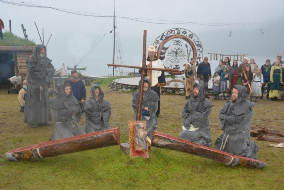Kløyving. Biskop Jon Sigurd kløyver statuen av Odin og planter et kors i stedet, under oppsetningen av Ragnhilds drøm i Misvær. Kløyving. Biskop Jon Sigurd kløyver statuen av Odin og planter et kors i stedet, under oppsetningen av Ragnhilds drøm i Misvær. Foto: Ole Kristian Andreassen