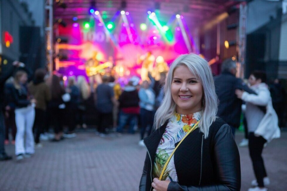Hanne Mari Kuhmunen(36)fra Kautokeino var veldig fornøud med å være på konsert med et av sine favorittband.Too Far Gone på utescenen i Rognan sentrum.Folk i god stemning framfor scenen. Hanne Mari Kuhmunen(36)fra Kautokeino var veldig fornøud med å være på konsert med et av sine favorittband.
