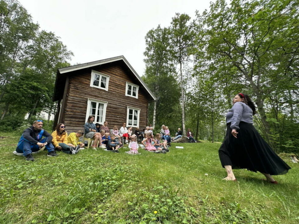EVENTYR. Eirin Edvardsen levendegjør historier om guden Tor, halvguden Loke, Fenrisulven og mange flere, uten en enste rekvisitt. Flere av tilhørerne var meget imponert over det de fikk se og høre. EVENTYR. Eirin Edvardsen levendegjør historier om guden Tor, halvguden Loke, Fenrisulven og mange flere, uten en enste rekvisitt. Flere av tilhørerne var meget imponert over det de fikk se og høre. Foto: Alle foto: Erica Restoften