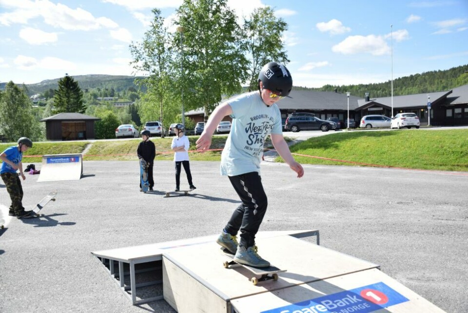 Skating er en av aktivitetene på friluftsskolen i Sørfold. Skating er en av aktivitetene på friluftsskolen i Sørfold. Foto: Ina Sand Solli
