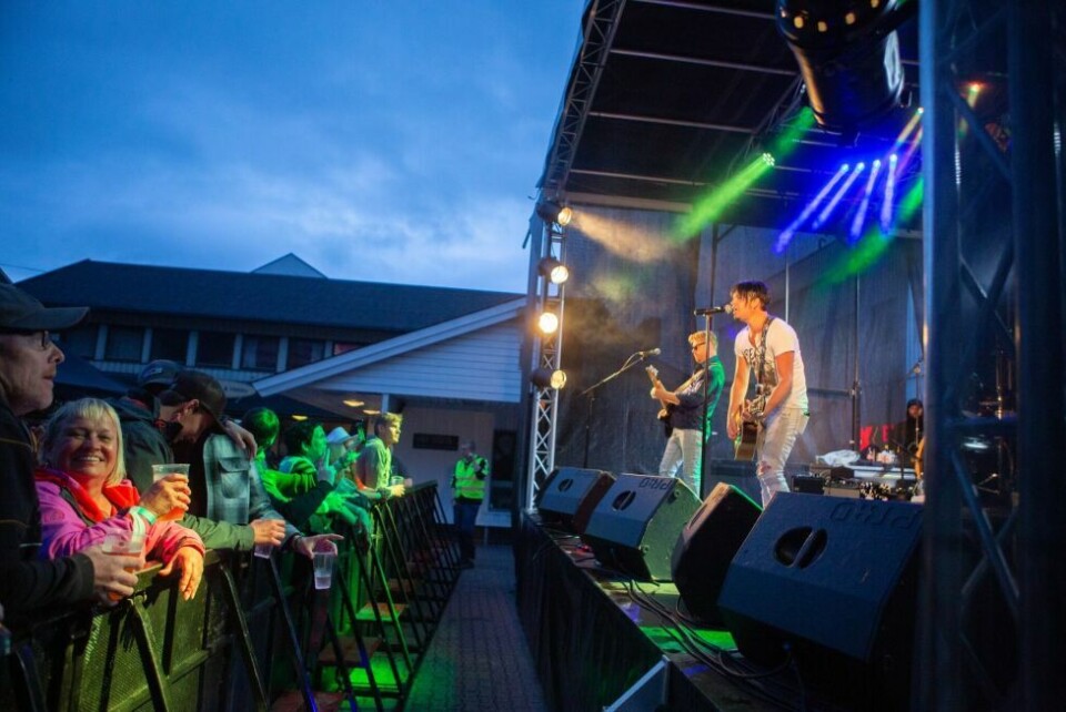 Folk i god stemning framfor scenen. Folk i god stemning framfor scenen. Foto: Sylvia Bredal