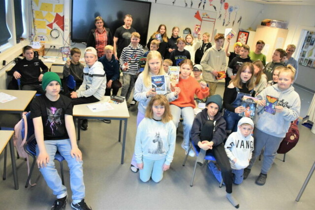 BOKSLUKERE. Elevene på mellomtrinnet ved Straumen skole har hatt et leseprosjekt der de har lest seg gjennom landet. Alle foto: Eva S. WintherGODT UTVALG. På skolen laget de et eget lite bibliotek med bøker fra folkebiblioteket.LESER MER. Fra venstre Mathias Holien (11) og Sondre Simonsen (12) i 6. klasse har begynt å lese mer under prosjektet på skolen.MER MOTIVERT. 13-åringene Tilde Sofie Moen (t.v.) og Olivia Sophie Andreassen går i 7. klasse og har blitt mer motivert til å lese enn de var før.LIKTE Å LESE. Nathaniel Greger (10) og Malin Kamfjord (11) er gjerne med på flere leseaksjoner.VINNERNE. Det var 6. klasse som vant konkurransen, der premien var pizza og brus på restaurant. Her er noen av elevene. BOKSLUKERE. Elevene på mellomtrinnet ved Straumen skole har hatt et leseprosjekt der de har lest seg gjennom landet. Alle foto: Eva S. Winther