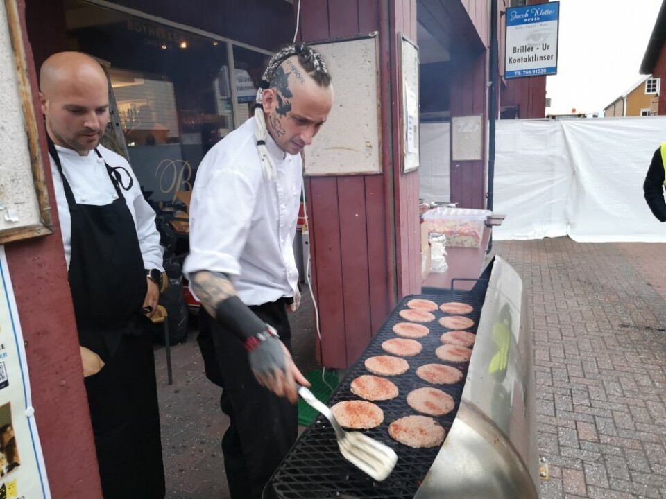 Her grilles burgere til sultne fest-gjengere. Her grilles burgere til sultne fest-gjengere. Foto: Robert Jentoft