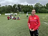 TRIVES. Jeanette har siden hun var lita vært interessert i fotball, hun har spilt forball og nå jobber hun med fotball. Denne uka var hun med på å sørge for at 81 unge spillere fikk tre flotte dager med fotballskole på Rognan. Foto: Espen Johansen