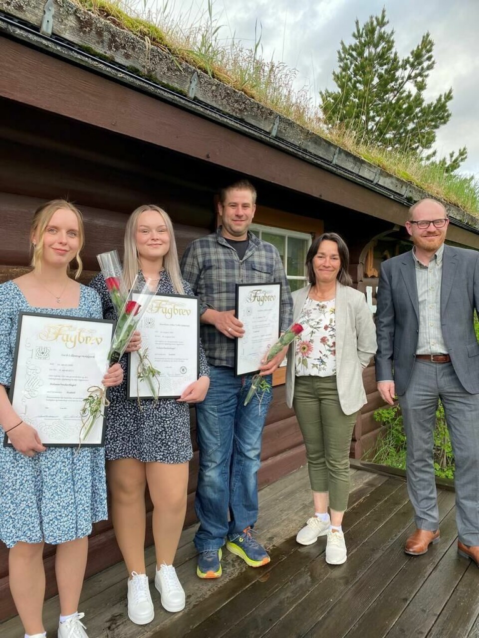 FERSKE FAGBREV. (f.v) Siril Moldjord, Karoline Sætermo, Halvdan Johansen, Yvonne Bell (HR-sjef) og Rune Jørgensen (Varaordfører). FERSKE FAGBREV. (f.v) Siril Moldjord, Karoline Sætermo, Halvdan Johansen, Yvonne Bell (HR-sjef) og Rune Jørgensen (Varaordfører). Foto: Privat