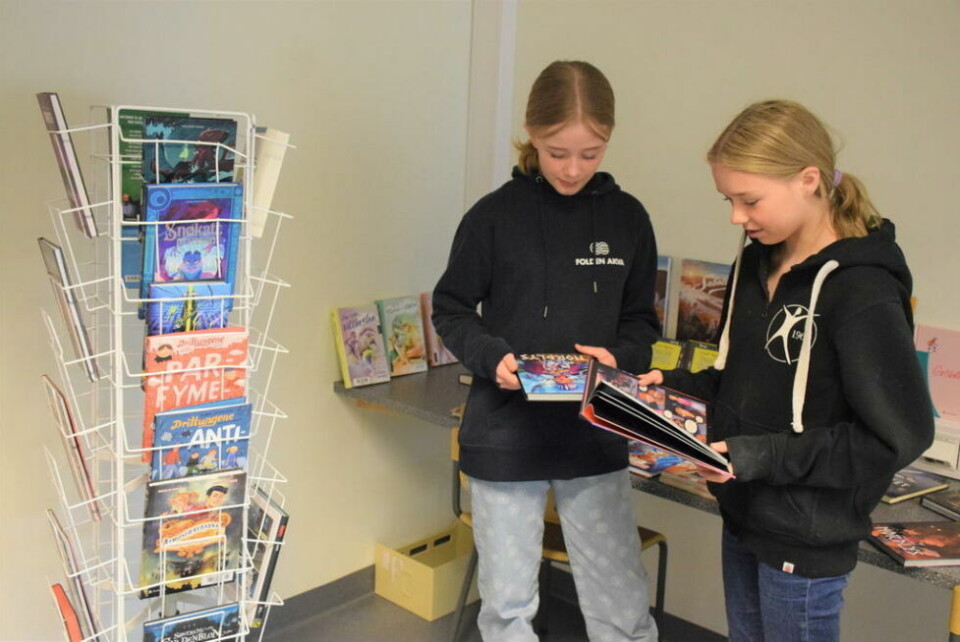 MER MOTIVERT. 13-åringene Tilde Sofie Moen (t.v.) og Olivia Sophie Andreassen går i 7. klasse og har blitt mer motivert til å lese enn de var før. MER MOTIVERT. 13-åringene Tilde Sofie Moen (t.v.) og Olivia Sophie Andreassen går i 7. klasse og har blitt mer motivert til å lese enn de var før.