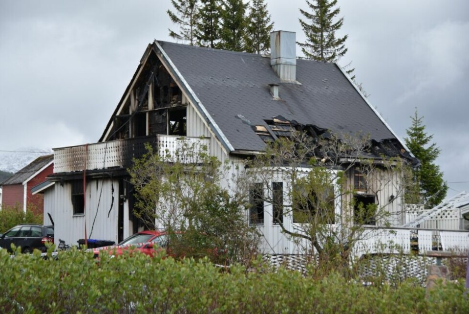 BRANNÅRSAK. Matlaging var årsak til at dette huset i Torggata på Fauske ble totalskadet i brann i sommer. Nå må beboeren betale en bot for uaktsomhet. BRANNÅRSAK. Matlaging var årsak til at dette huset i Torggata på Fauske ble totalskadet i brann i sommer. Nå må beboeren betale en bot for uaktsomhet. Foto: Victoria Finstad