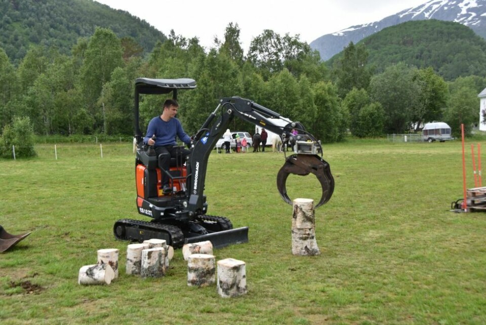 Bygdefolkets dagPresisjon. Maskinfører Tommy Rasch stabler kubber med stor presisjon.