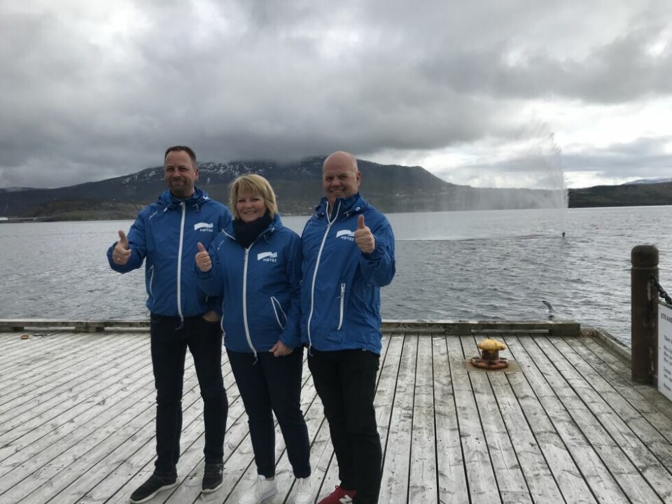 Fauske Høyre var med på spleiselaget for årets driftsregning av fontenen. Her representert ved de tre øverste på nominasjonslista, f.v. Ronny Borge, leder, Siv Anita Johnsen Brekke og Ketil Skår (2. og 3. plass). Fauske Høyre var med på spleiselaget for årets driftsregning av fontenen. Her representert ved de tre øverste på nominasjonslista, f.v. Ronny Borge, leder, Siv Anita Johnsen Brekke og Ketil Skår (2. og 3. plass). Foto: Linn Braseth-Gulliksen
