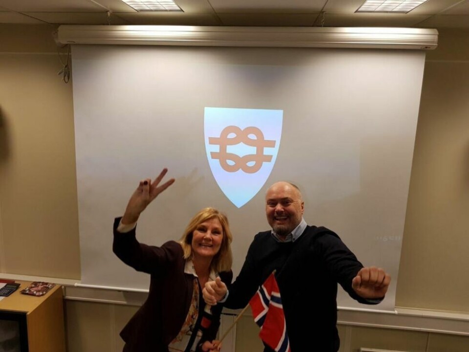 POSITIV. Her er hotellsjef Trine Nøvik og Stig Otto Nilsens jubelbilde fra da Fauske kommunestyre vedtok å bygge kulturhus. Fortsatt venter de på en prislapp for selve hotellet. POSITIV. Her er hotellsjef Trine Nøvik og Stig Otto Nilsens jubelbilde fra da Fauske kommunestyre vedtok å bygge kulturhus. Fortsatt venter de på en prislapp for selve hotellet. Foto: Tower Hotel Norway AS