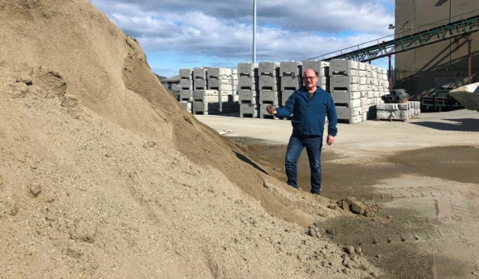 BEKLAGER. Innkjøpssjef og ansvarlig for råvareproduksjon hos Nordland Betong AS, Andre Johnsen beklager at de nå må hente støpegrus fra Trøndelag. BEKLAGER. Innkjøpssjef og ansvarlig for råvareproduksjon hos Nordland Betong AS, Andre Johnsen beklager at de nå må hente støpegrus fra Trøndelag. Foto: Nordland Betong