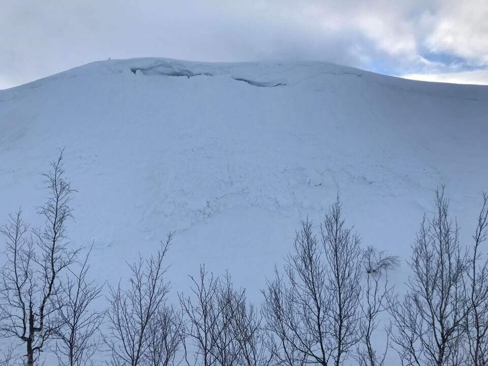RAST UT. Annaskavlen på Jakobsbakken i Sulis har rast ut i løpet av helga. Det skal ha vært turgåere rett under skavlen i løpet av påskedagene. RAST UT. Annaskavlen på Jakobsbakken i Sulis har rast ut i løpet av helga. Det skal ha vært turgåere rett under skavlen i løpet av påskedagene. Foto: Sebastian Krokstrand