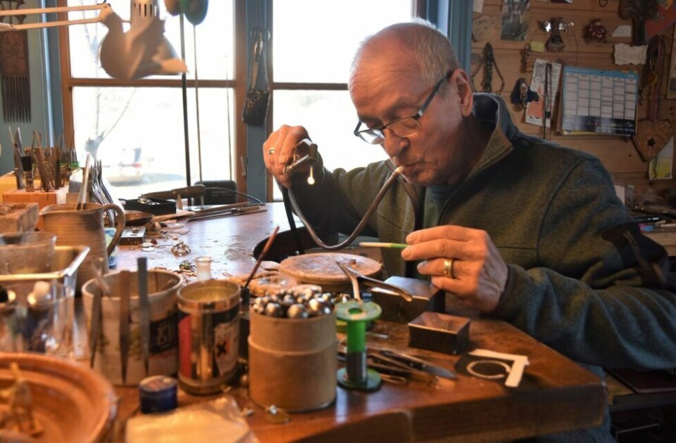 GULLSMEDEN. Gerd Ludwig Bauer (79) er pensjonert, men han har bokstavelig talt tatt jobben med seg hjem og har et lite gullsmedverksted i hagen sin på Stokland i Valnesfjord. Her blir nye smykker til, og gammelt arvegods forvandles om til nye skatter. Alle foto: Maria E. TrondsenORIGINALT. En av kolleksjonene til Gerd Ludwig er inspirert av smykker fra vikingtida.SKATTKAMMER. Skuffene til Gerd Ludwig inneholder både «juggel» og ekte vare og er en kilde til inspirasjon.FOR HERRER. Gerd har lagd en egen herrekolleksjon for menn som vil ha noe litt røft og massivt. GULLSMEDEN. Gerd Ludwig Bauer (79) er pensjonert, men han har bokstavelig talt tatt jobben med seg hjem og har et lite gullsmedverksted i hagen sin på Stokland i Valnesfjord. Her blir nye smykker til, og gammelt arvegods forvandles om til nye skatter. Alle foto: Maria E. Trondsen