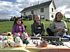 LOPPER OG HÅNDVERK. Åsne Gundersen (9), Kaja Gundersen (12) og Aurora Norheim Jakobsen (11) stilte opp for første gang på Bygdedagan og solgte brukte leker og egenproduserte nøkkelringer. Foto: Maria Edvardsen