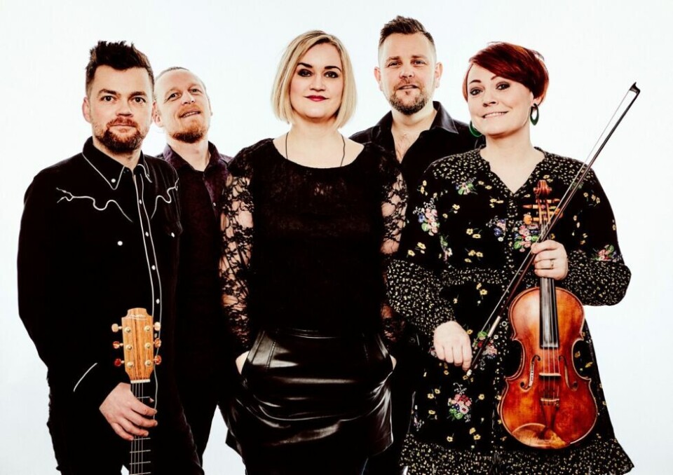 GLEDER SEG. - Vi har lenge hatt et ønske om å spille igjen med Arktisk Filharmoni, og når ideen om en juleturné sammen dukket opp, var det noe vi tente på med én gang, sier gitarist Tore Bruvoll i Hekla Stålstrenga. GLEDER SEG. - Vi har lenge hatt et ønske om å spille igjen med Arktisk Filharmoni, og når ideen om en juleturné sammen dukket opp, var det noe vi tente på med én gang, sier gitarist Tore Bruvoll i Hekla Stålstrenga. Foto: Helge Brekke